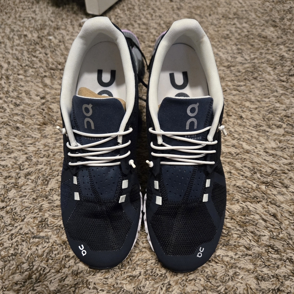 On cloud 5 unisex --women's size 10/mens size 8